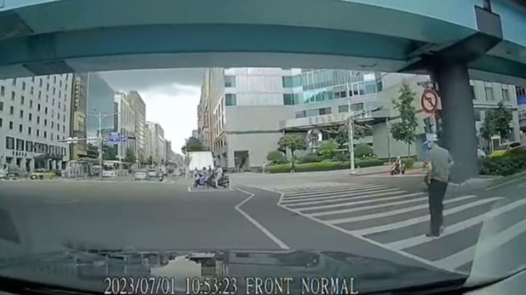 就在駕駛準備繞過男子時，對方竟突然恢復正常行走速度通過馬路。（圖／翻攝自《記者爆料網》）