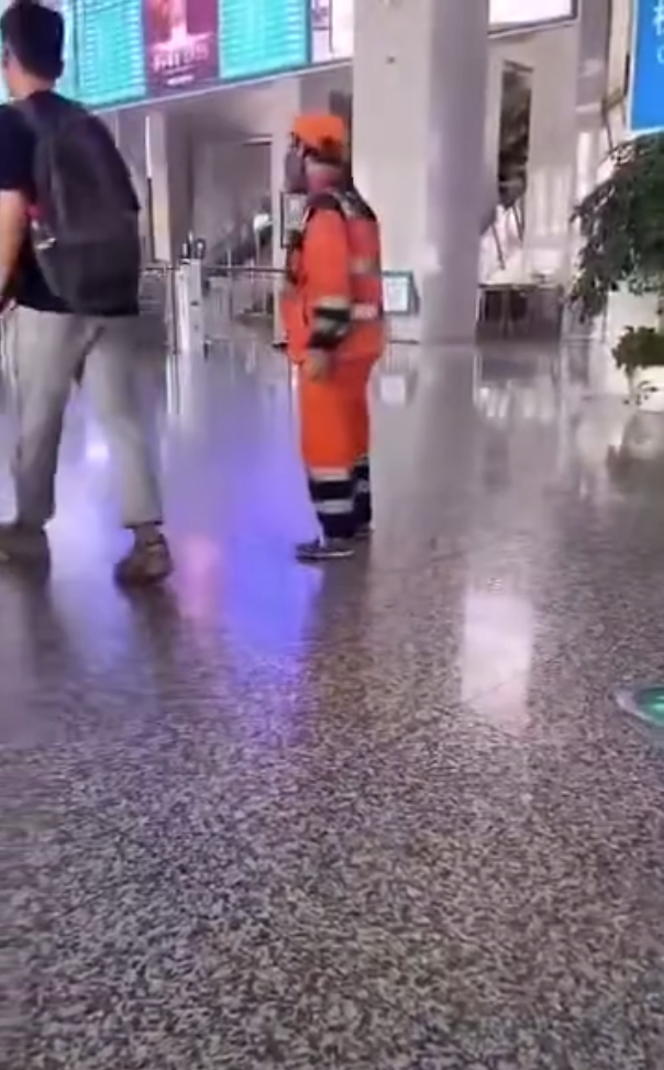 事發後，女清潔工無助地左顧右盼。（圖／翻攝自微博）