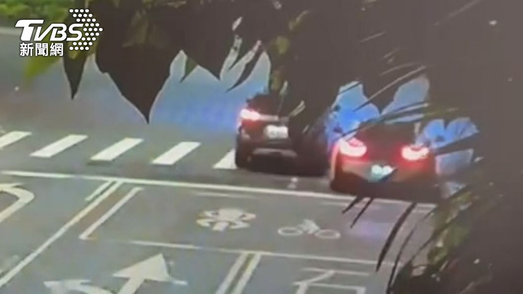 7旬翁未注意右後方　國產車「嚕上」千萬BMW i8
