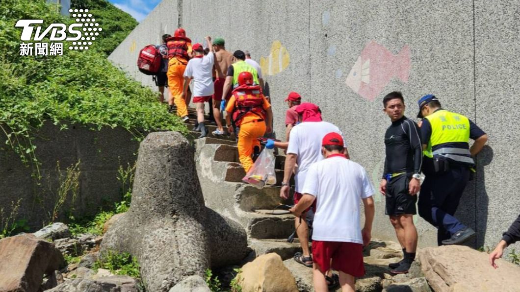 警消人員、海巡署、民間救難團體協助急救送醫。（圖／TVBS）