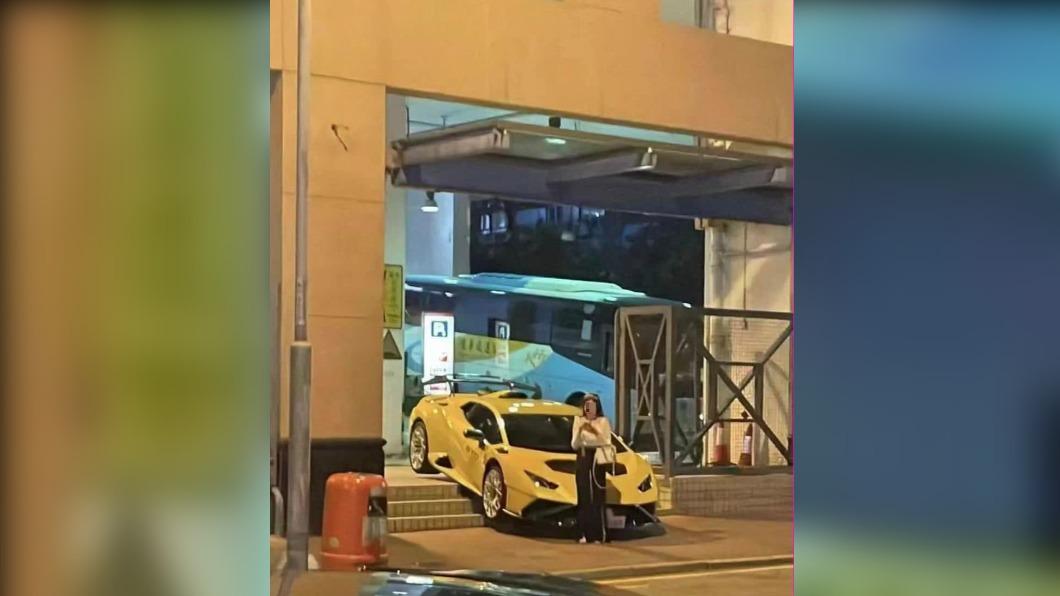 車子四輪離地卡在階梯上。（圖／翻攝自車cam L香港群組臉書）