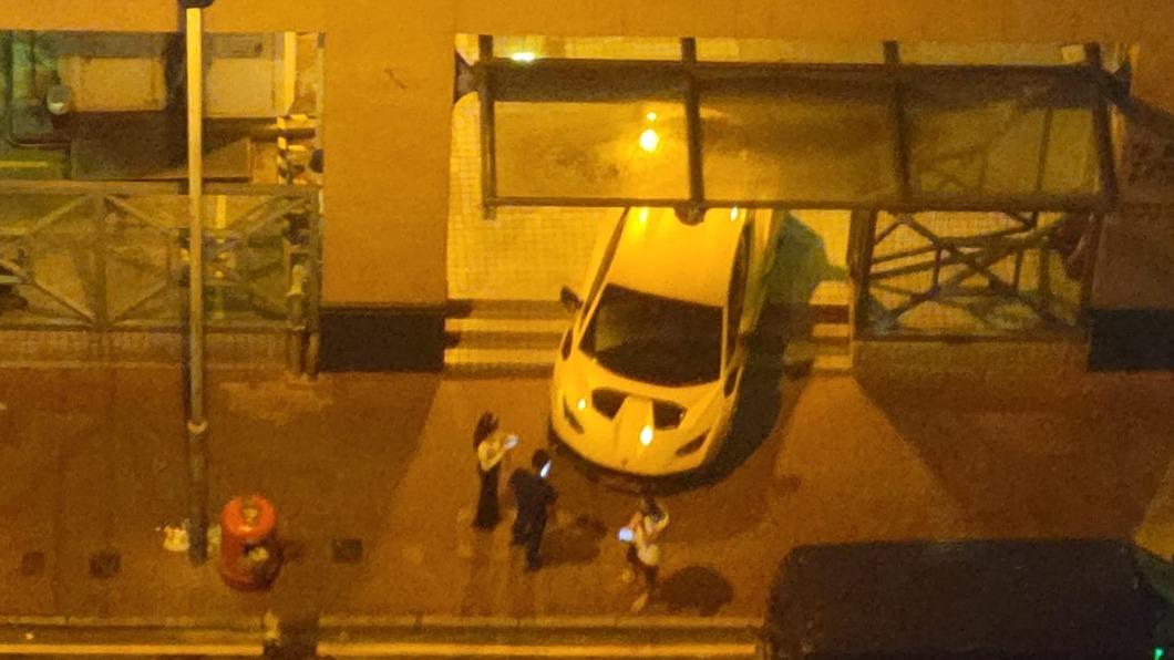 超跑最後被拖吊車拖走。（圖／翻攝自車cam L香港群組臉書）