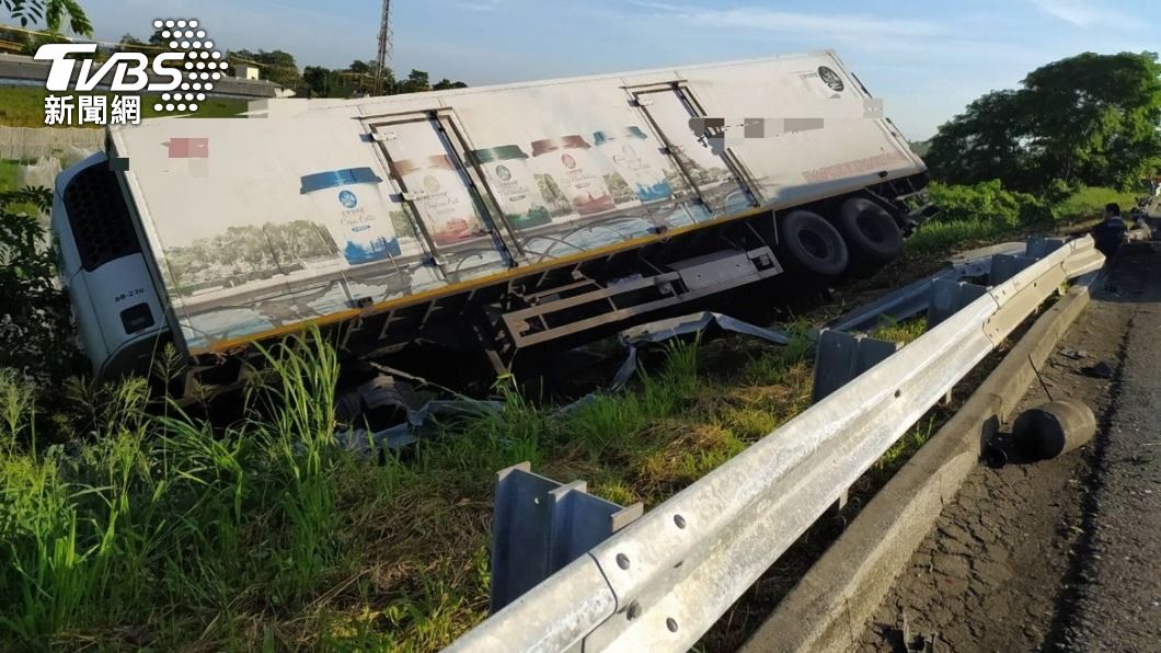 出遊崩潰!國一大貨車撞護欄慘摔邊坡 後方回堵10公里