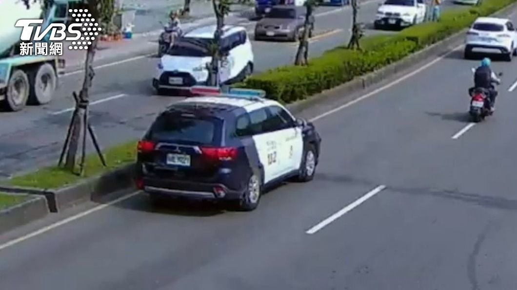 員警駕車協助送醫。(圖/TVBS)