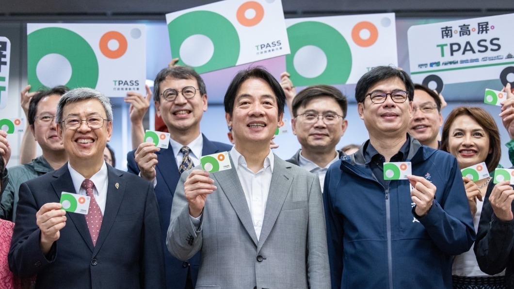 TPASS行政院通勤月票上路，賴清德、陳建仁昨赴高雄出席記者會。（圖／總統府提供）