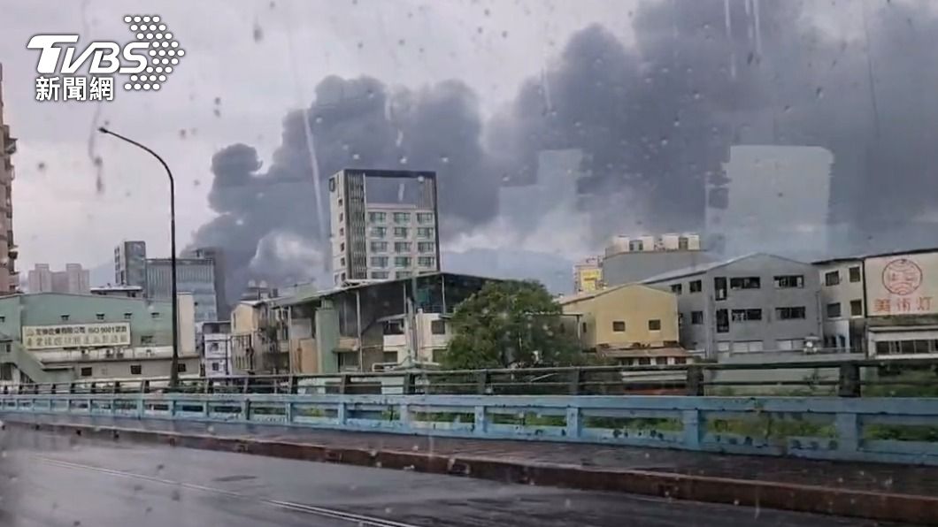 遠處街道都能見到黑煙。(圖/TVBS)