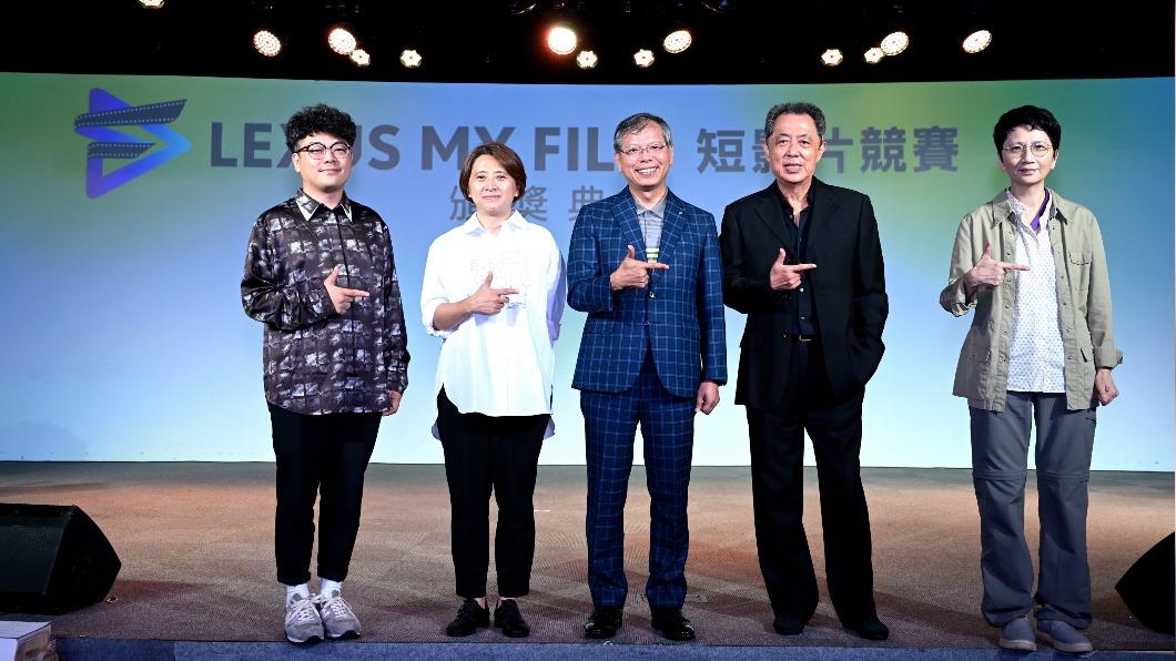 《咒》美術陳若宇(左起)、北影總監李亞梅、Lexus賴光雄協理、導演朱延平及剪輯雷震卿一同出席頒獎典禮。(圖/Lexus提供)