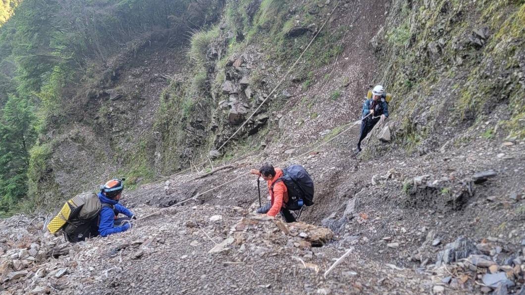 山友挑戰南三段掉隊失聯 搜救人員清晨護送下山