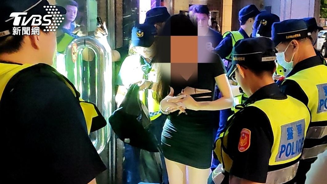 短裙台女夜店撂英文裝外國人 警查出「通緝還持毒」