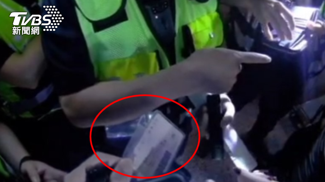 警方利用身分證上資料查出她是通緝犯。（圖／TVBS）