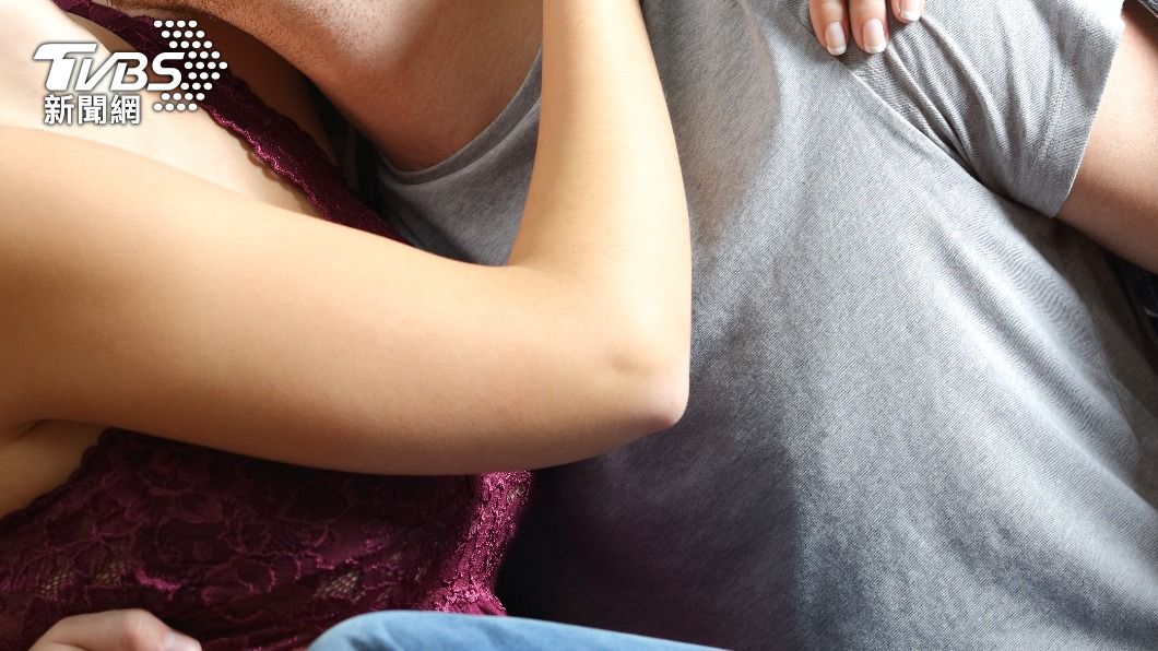 腥夫出軌朋友妻!幼女驚睹「客廳大亂鬥」:還拿吸管聞東西