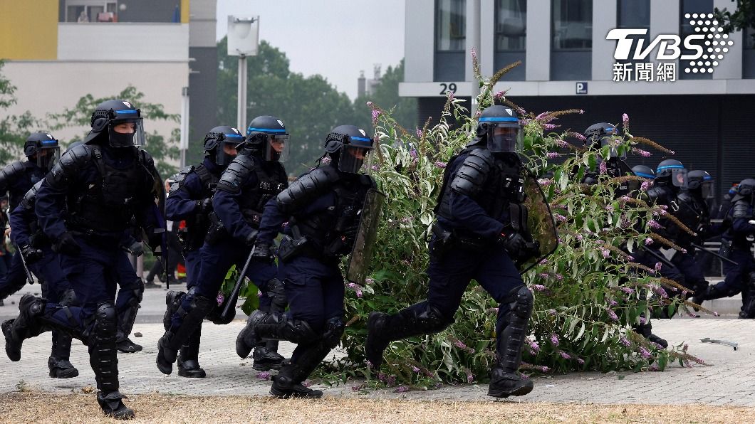 法國警方在7月1日部署了約四萬五千名的警力。（圖／達志影像路透社）