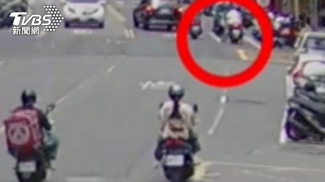 心肌梗塞暈眩!騎士衝對向撞4車 送醫急裝心導管