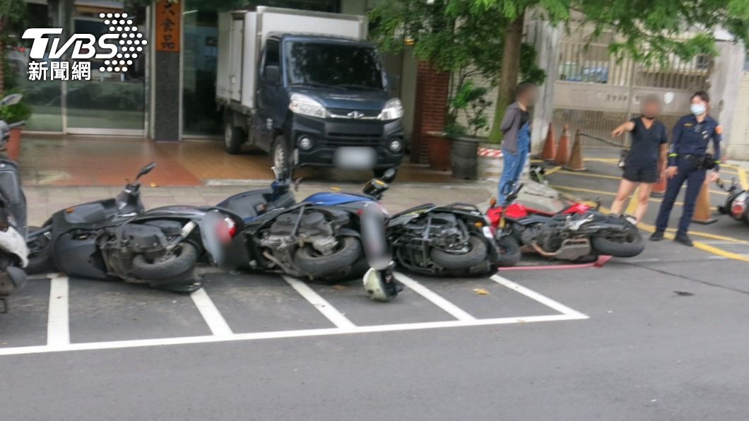 4警車全倒。(圖/TVBS)
