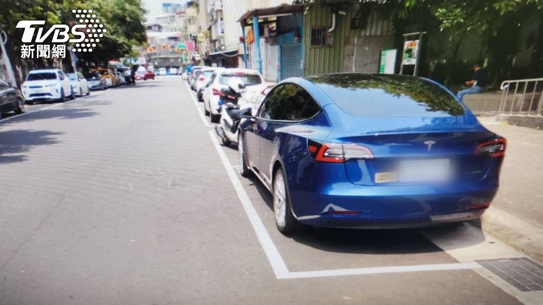 男騎YouBike兩手放同邊 狂晃撞特斯拉秒肇逃