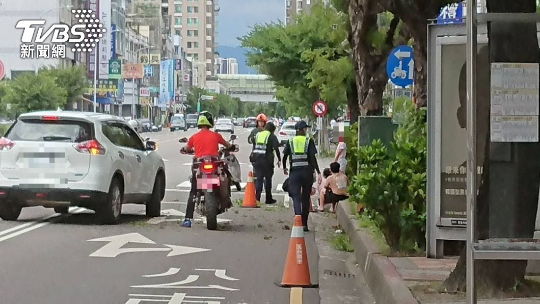 姑姪倆連人帶車摔飛。（圖／TVBS）