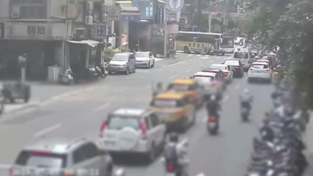 停讓行人新制上路　中和公車撞傷老翁　駕駛挨罰吊照
