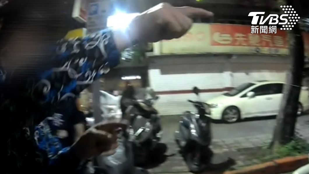陳翁眼見事態嚴重,一度向警方求情。(圖/TVBS)