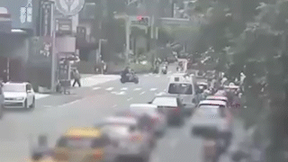 公車撞上行人。(圖/TVBS)