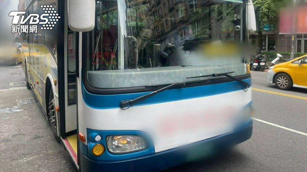 公車司機發現事故後緊急剎車。(圖/TVBS)