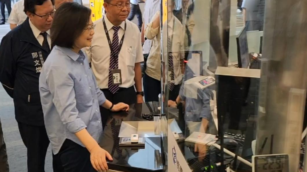 刷TPASS月票搭機捷 蔡英文讚:中央主導、地方參與的模式