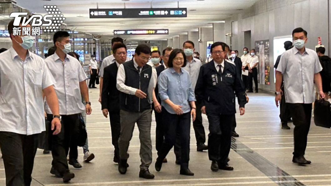 蔡英文使用TPASS行政院通勤月票,搭乘機捷前往桃機。(圖/黃宣尹攝)