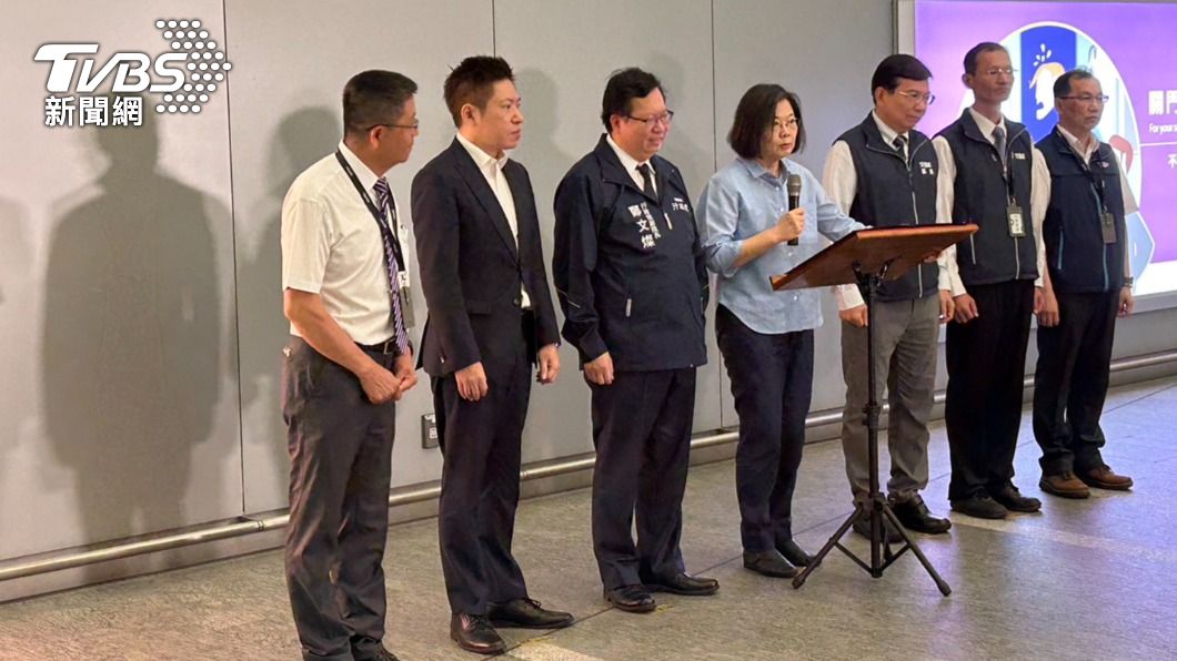 蔡英文使用TPASS行政院通勤月票搭乘機捷,並在行前發表談話。(圖/黃宣尹攝)