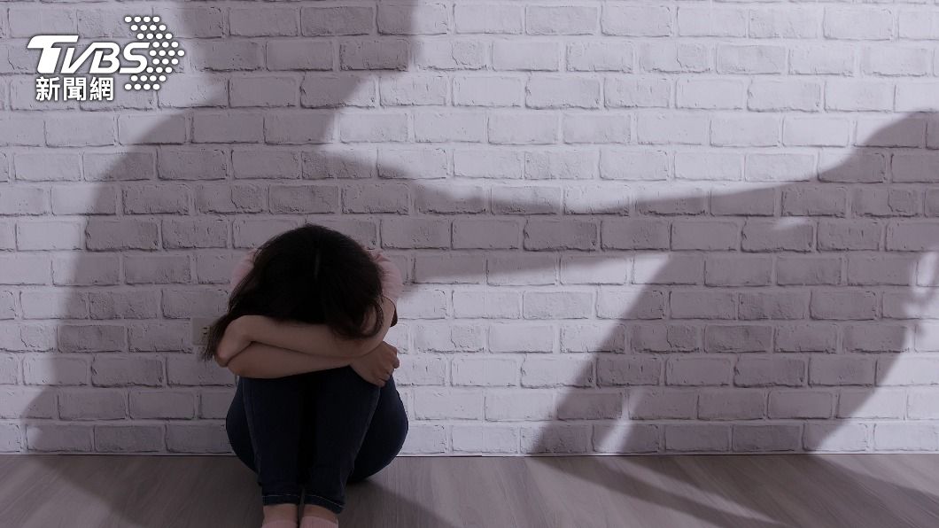 網紅兒科醫師因為對自己的兩個小孩各打50個巴掌外遭生母通報家暴。（示意圖／shutterstock達志影像）