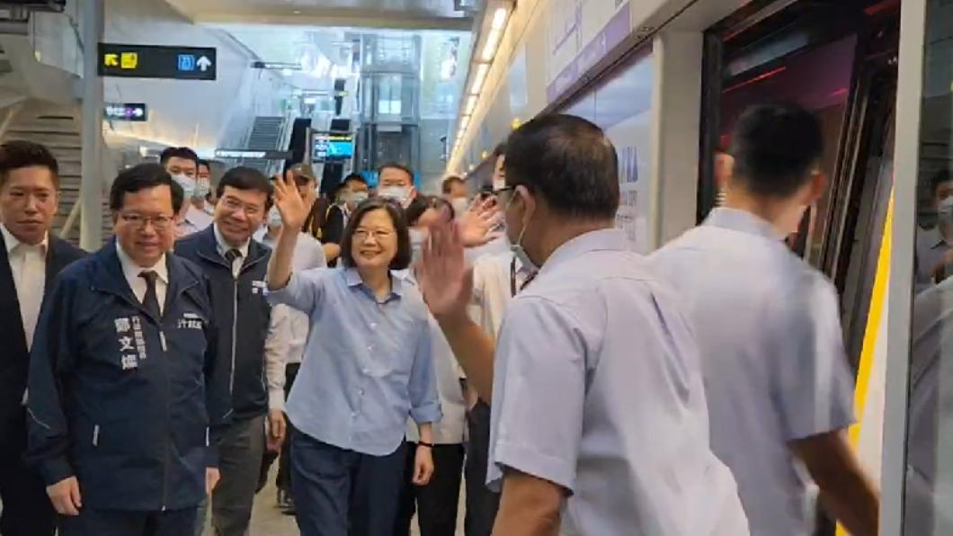 蔡英文使用TPASS月票搭機捷前往桃園機場。(圖/總統府提供)