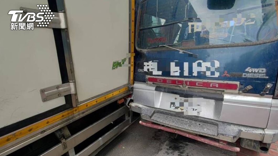 大貨車再追撞前方停放的廂型車。(圖/警方提供)