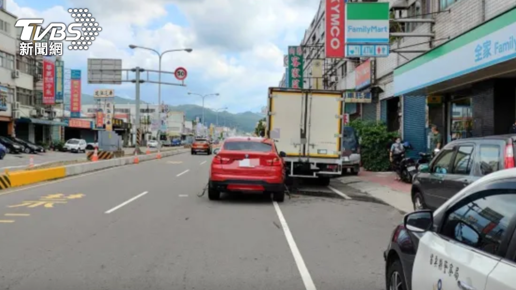 車內2名孩童擦挫傷。(圖/警方提供)
