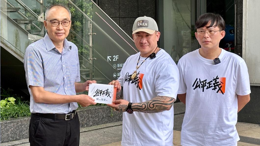 侯友宜辦公室副執行長謝政達出面接受館長、黃國昌邀請。（圖／侯辦提供）