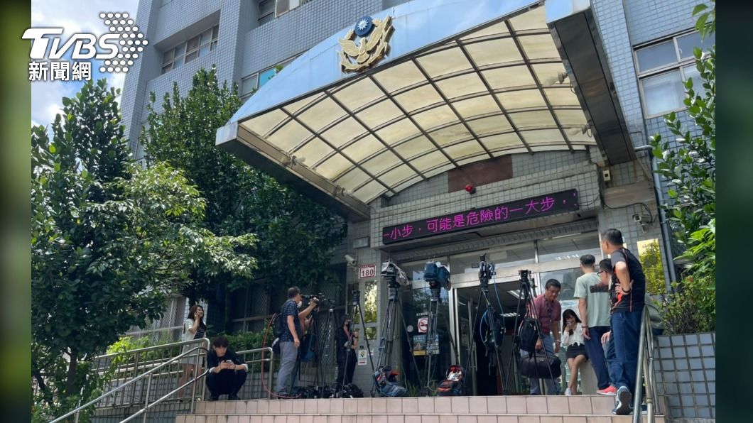 大批媒體已經在台北市婦幼隊外守候。(圖/TVBS)