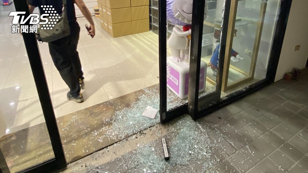玻璃門被砸碎。（圖／警方提供）
