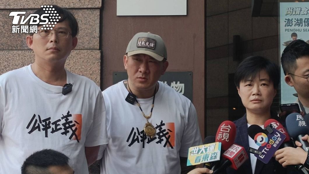 黃國昌與館長赴民進黨中央,民進黨由楊懿珊收下遊行邀請函。(圖/黃宣尹攝)