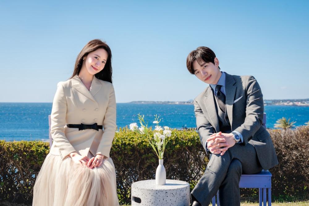 李俊昊(右)、林潤娥雙方的經紀公司火速出面否認交往傳言。(圖/Netflix提供)