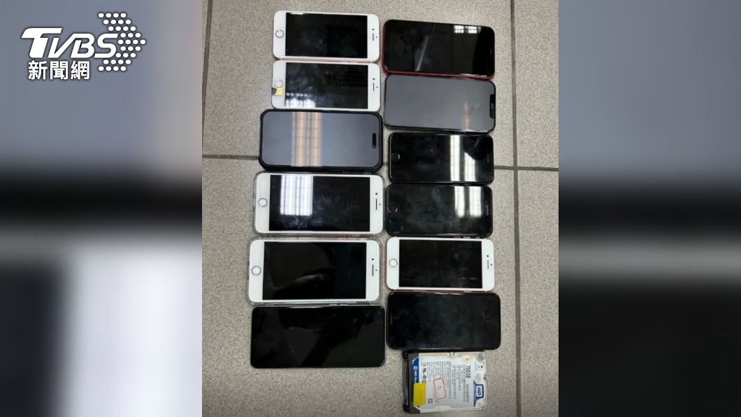 警方查扣詐欺犯罪用手機及電腦硬碟等證物。(圖/警方提供)