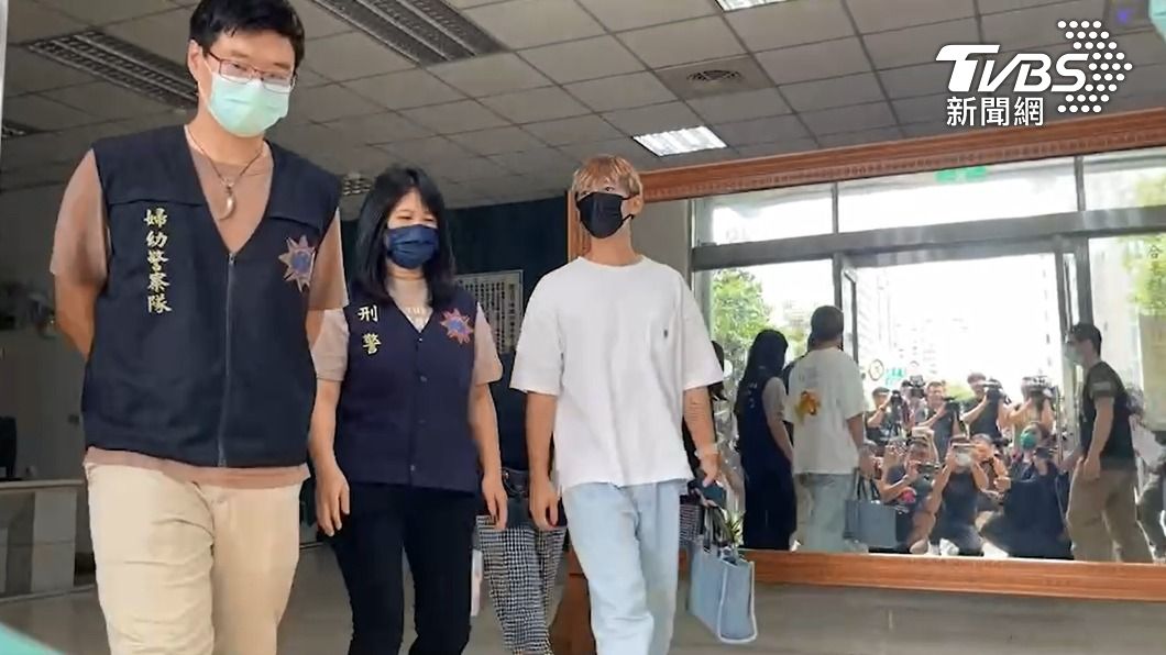 炎亞綸結束偵訊後步出警局。(圖/TVBS)
