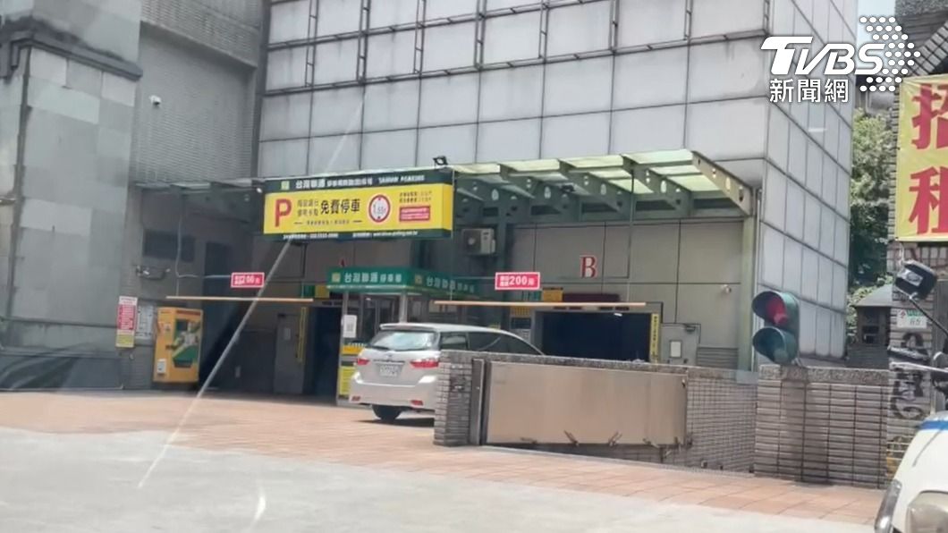 警方疑似為了躲避跟拍,一度作勢開進停車場。(圖/TVBS)