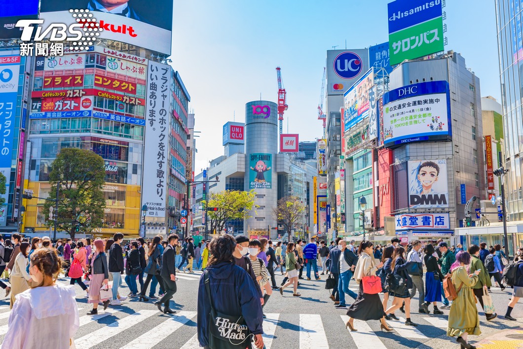 日幣貶值,海外旅客搶赴日本觀光的強勁消費力道,經濟學家判讀對日本經濟助益超乎預期。(圖/shutterstock資料畫面)