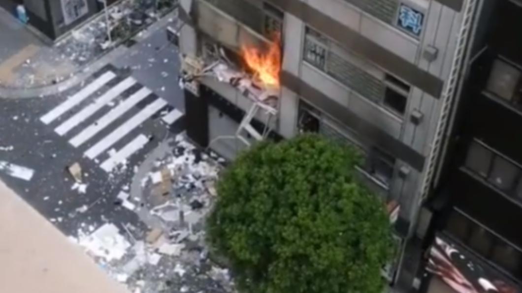 附近的大樓住戶拍下建築物爆炸後的景象,街道散落大量雜物和建築物碎塊。(圖/翻攝自@keyychi推特)