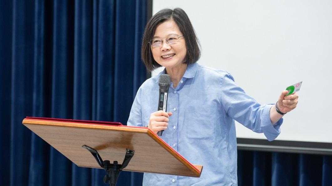 蔡英文赴桃機視察,手持TPASS行政院通勤月票發表談話。(圖/總統府提供)