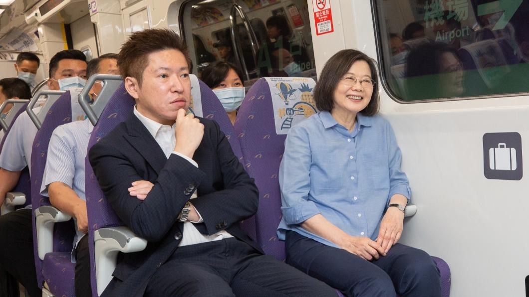 蔡英文搭機捷赴桃機視察,張惇涵坐在一旁。(圖/總統府提供)