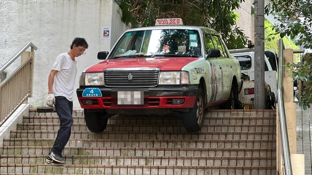 計程車險墜樓!港七旬司機疑似「開錯路」 闖入私人社區