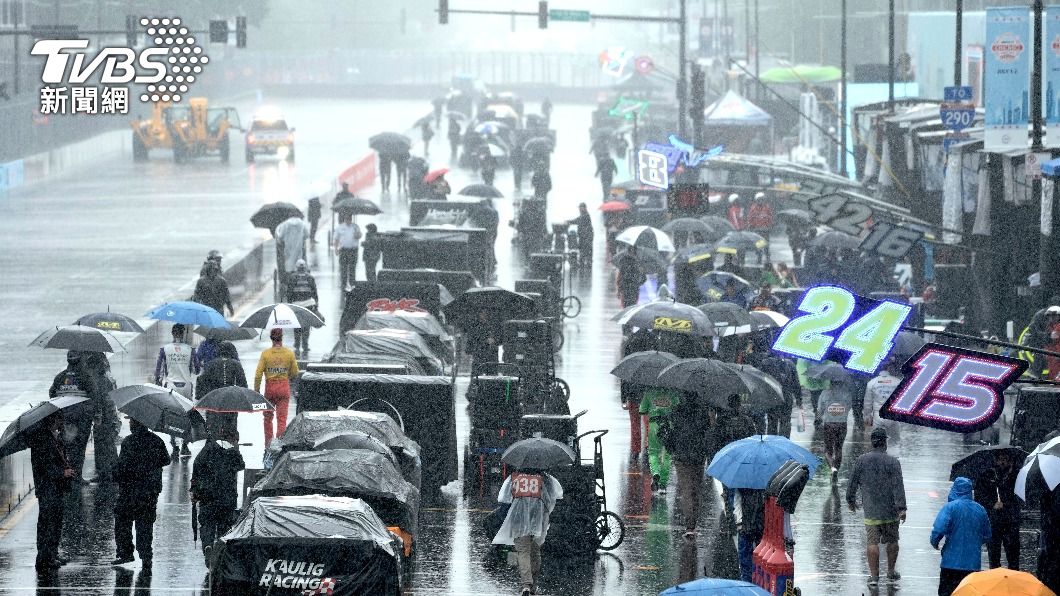一輛輛跑車停在路上,用車罩覆蓋。(圖/達志影像美聯社)