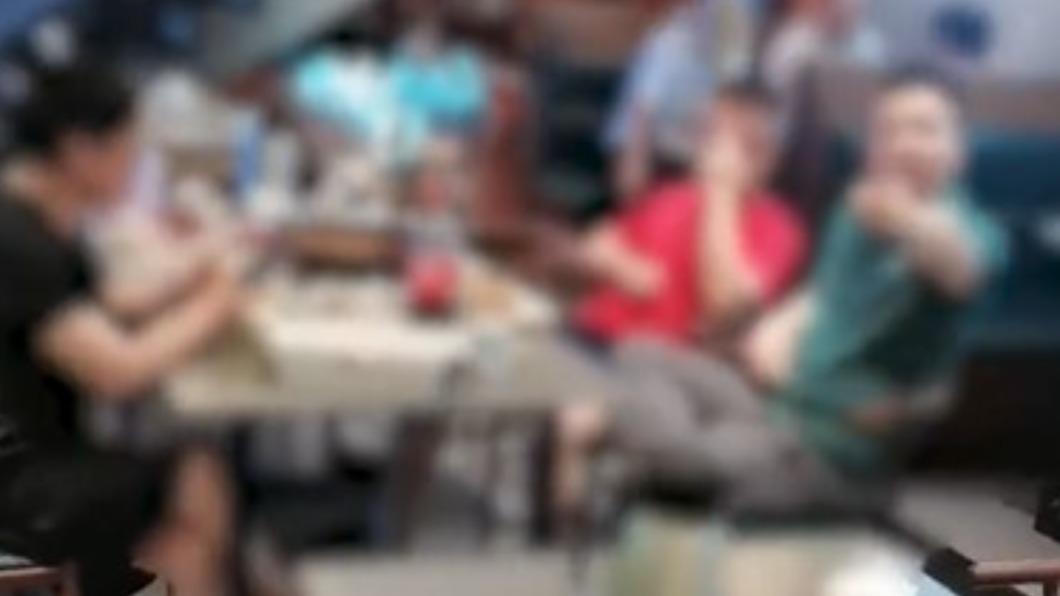 一旁用餐的民眾看不下去將此事公開到網路上。(圖/翻攝自@極目新聞 微博)