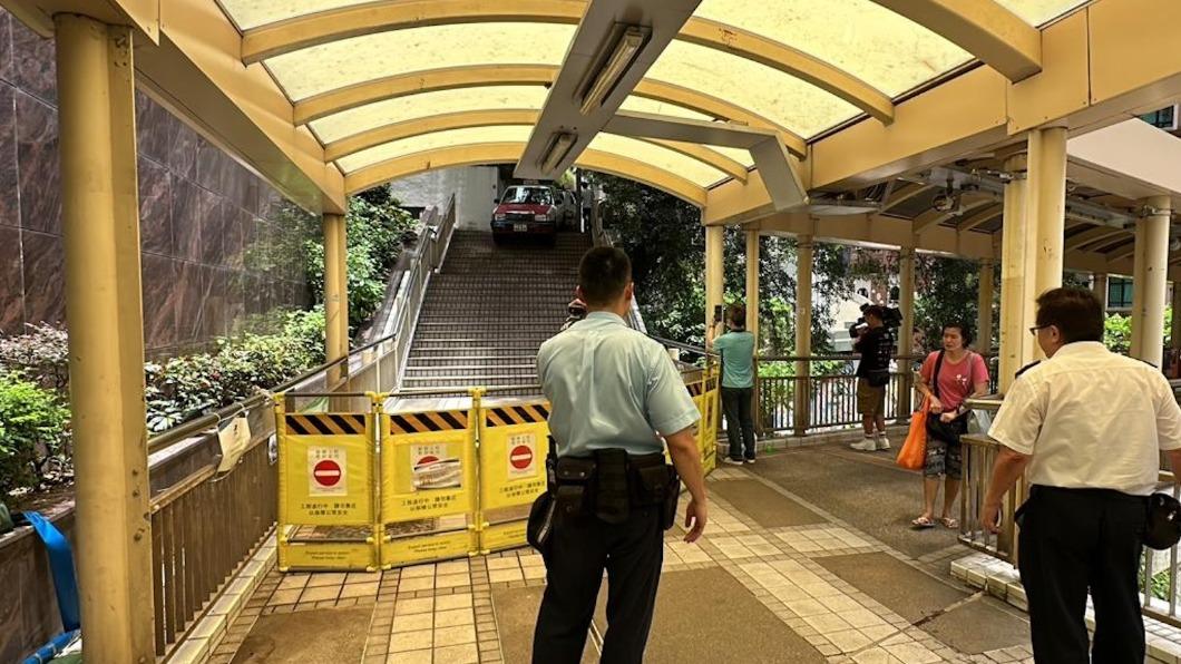 計程車前輪已經超出樓梯,所幸司機沒有受傷。(圖/香港01)