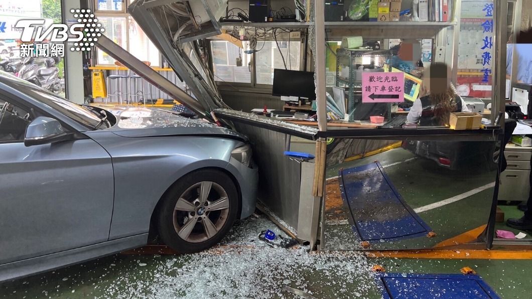 女員工幫驗車起步秒暴衝「撞爛驗車亭」車凹了 駕駛目睹看傻