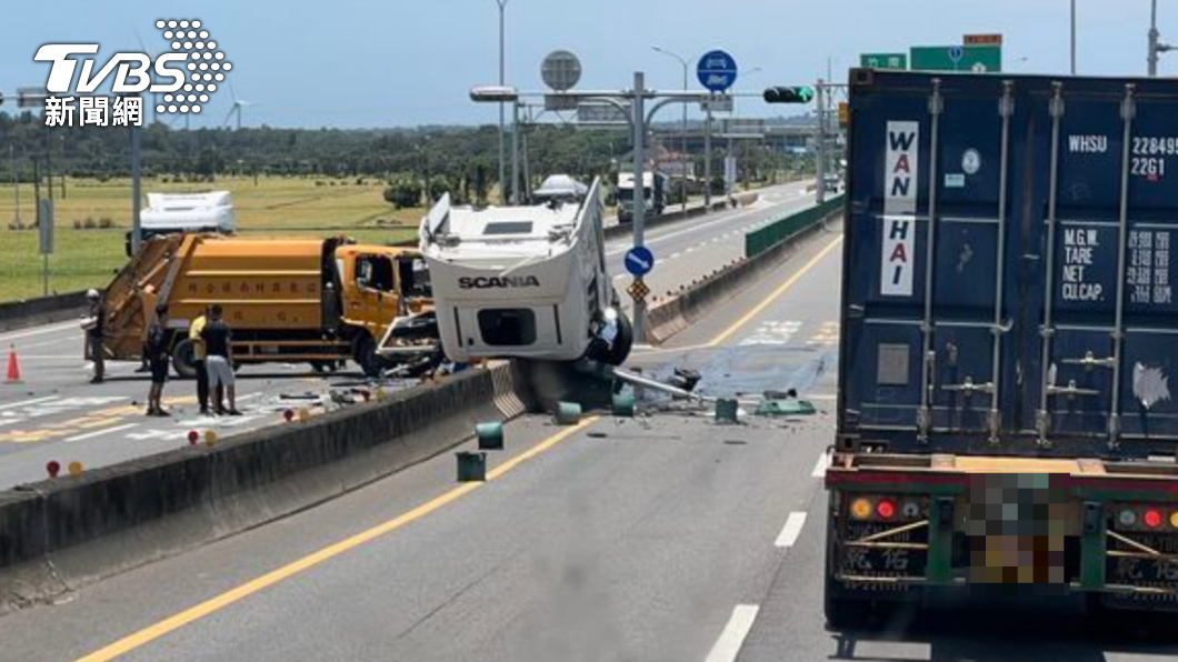 載滿鋼筋的聯結車闖紅燈「直直衝」。(圖/民眾提供)