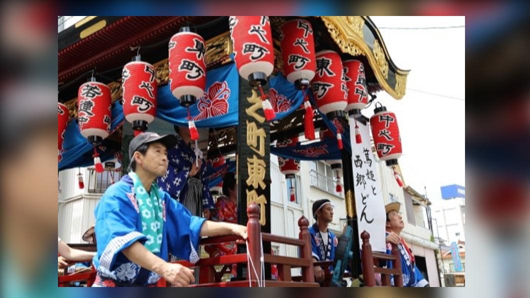 載有小朋友扮演懸絲傀儡的山車,巡遊踩街。(圖 / HIT廣島縣觀光聯盟 提供)